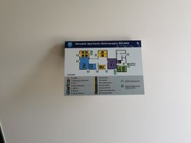 Zdjęcie obrazujące planszę z mapą budynku i oznaczeniami Brajla